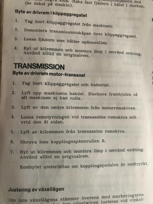 Sida ur en manual som beskriver steg för byte av drivrem och justering av växellåda. Texten är på svenska.