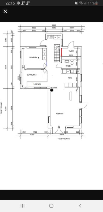 Arkitektonisk ritning av en bostadsplan med mått, inklusive allrum, kök och sovrum.