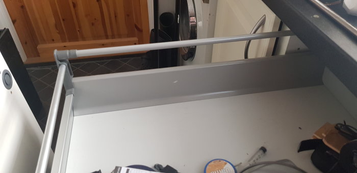 Öppen låda utan främre avgränsning, bredvid en låda med högre kant.