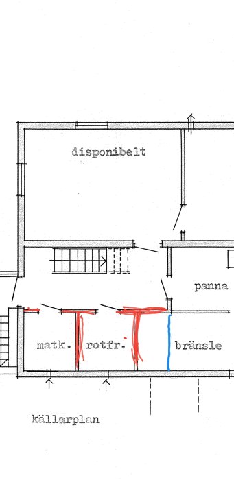 Ritning av källarplan med röda markeringar där väggar funderas tas bort och blått där ny vägg kan komma.