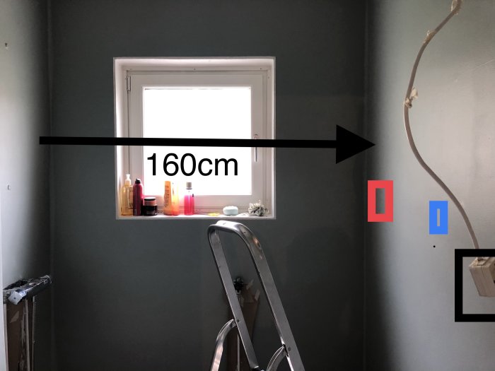 Badrumsvägg med fönster, markerad strömbrytarplats (blå), önskad plats (röd), stege och elledningar.