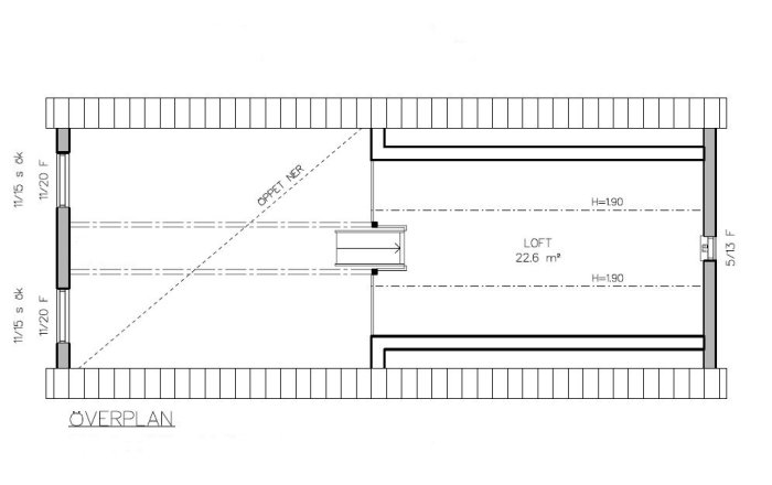 Planritning av ett loft med måttangivelser, illustrerande ett nybyggt hus i diskussion för FTX-systeminstallation.