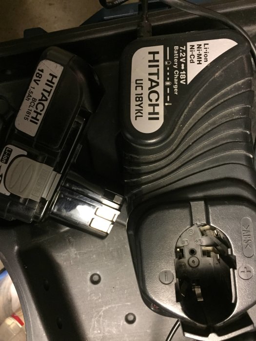 Två Hitachi 18V batterier och en laddare i en svart låda.