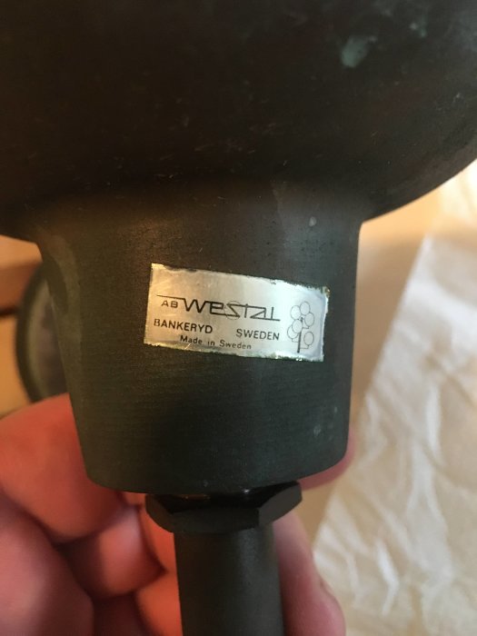 Etikett på handtaget av en borr med texten "AB Westal Bankeryd Sweden Made in Sweden".