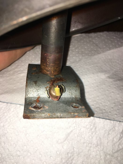 En rostig metallfäste med ett rör och en bult som användaren hittade efter att ha ställt en fråga om byggprojekt.