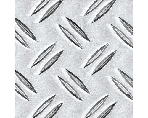 Närbild på en metall durkplåt med upphöjda, diamantformade mönster som används för avrinning.