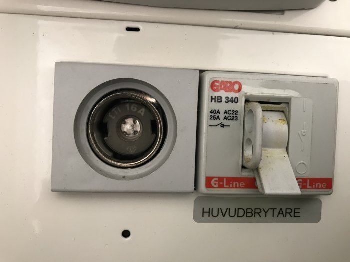 Elcentral med en säkerhetsbrytare märkt 16A och en huvudbrytare märkt med 40A AC22 och 25A AC23.