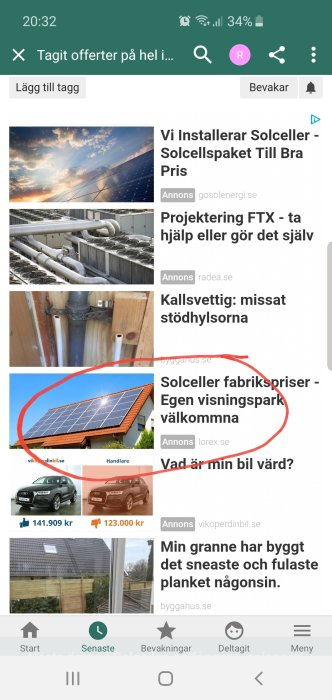 Solpaneler installerade på ett vanligt hus med optimerad installation för storlek.