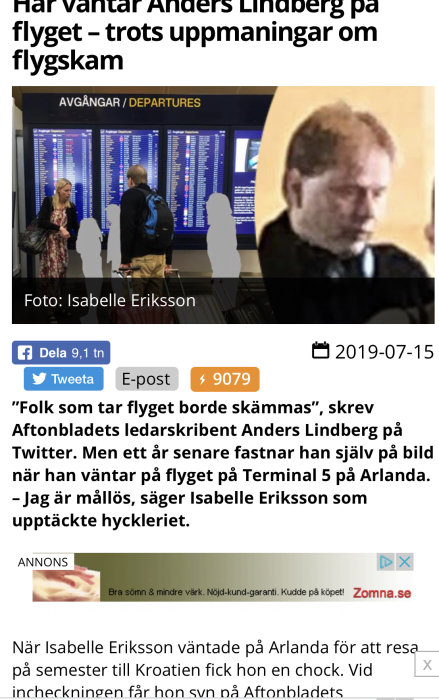 Personer vid en avgångstavla i en flygplatsterminal, med suddig bild av en man i förgrunden.