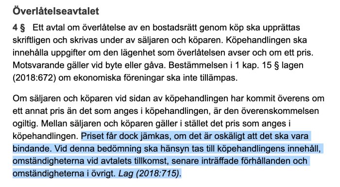 Bild av en lagtext om överlåtelseavtal och priset vid försäljning av bostadsrätt med blåmarkerat avsnitt.