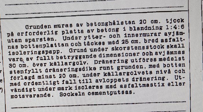 Närbild av en gammal arbetsbeskrivning med instruktioner för murning av grund på betongplatta från 1946.