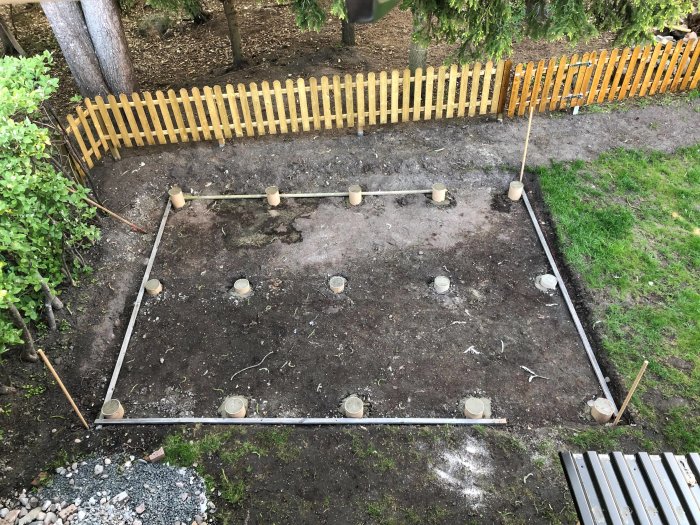 Grundram för byggnad med betongplintar, där mittsektionen ska vara lägre än omgivande delar.