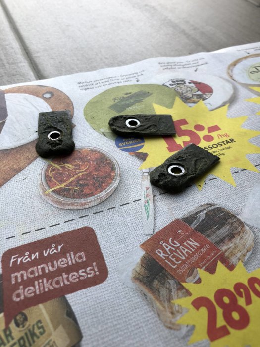 Slitna bromsbelägg på en reklamtidning med erbjudanden.