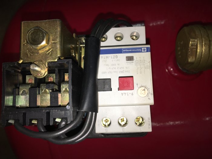 Elkomponenter monterade på en röd yta, med kopplingsschema och text.