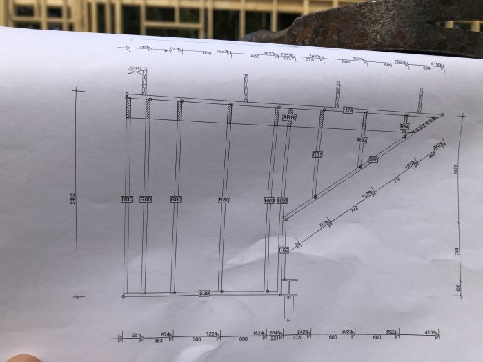 Ritning för färdigkapat byggprojekt med måttsatta väggsektioner och detaljer.