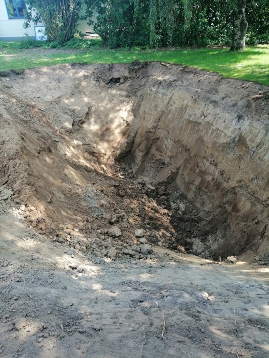 Brunnsgrävning i trädgård, djup på cirka 6,5 meter i skiffer med vatten som sipprar, grävyta 4x4 meter.