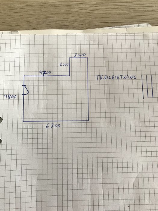 Handritad skiss av altanplan med måttangivelser och trallriktning på rutat papper.