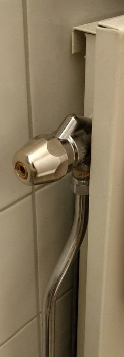 Radiatorventil i badrum möjligtvis för inställning eller avstängning av värme.
