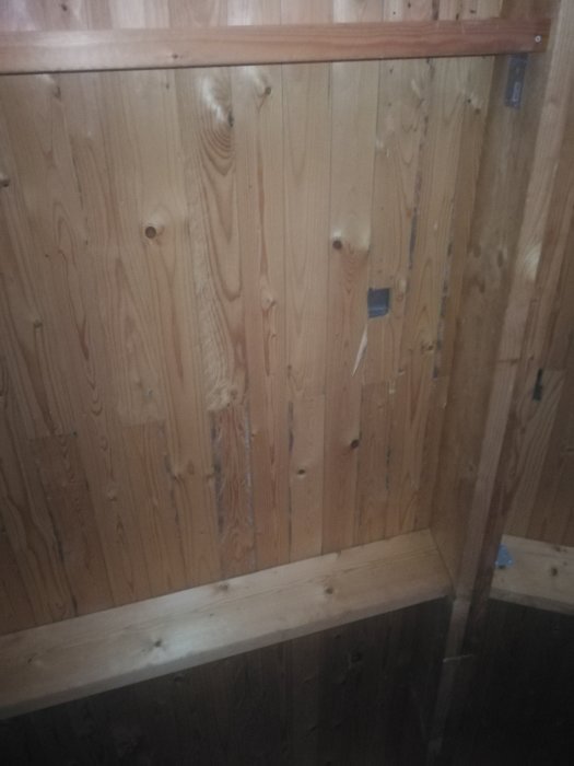 Trätak med öppningar som kan vara för ventilation i ett garage, verkar ej färdigställt.