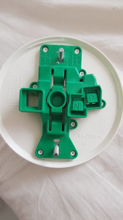 Okopplad taklampans anslutningsplint med färgkodade N och P märkta terminaler.