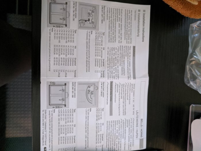 Instruktionsmanual för Grothe ringklocka med text och illustrationer för inkoppling, fotograferad liggande på en yta.