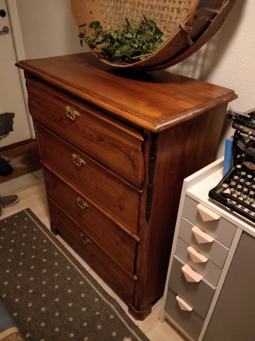 Gammal byrå av trä med återanvänd låda synlig och detaljer av hantverk som laxstjärtar.