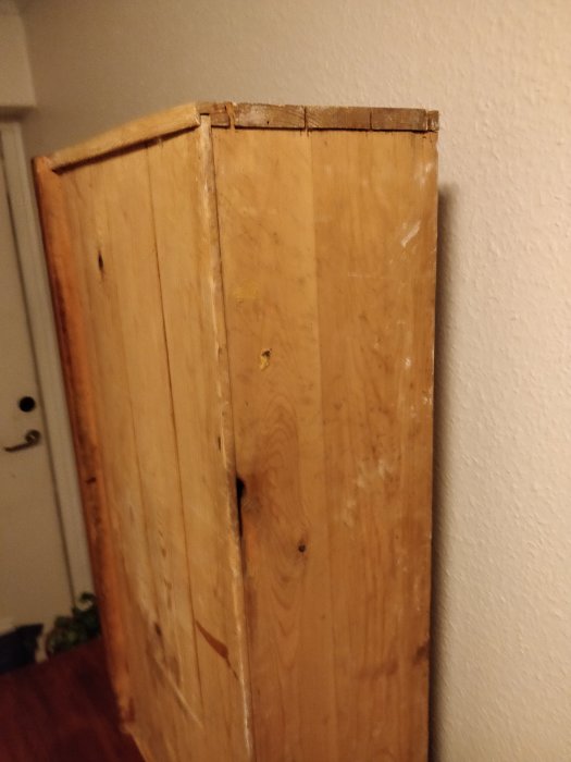Gammal byrå som visar återanvänd låda och laxstjärtade glidytor på baksidan.