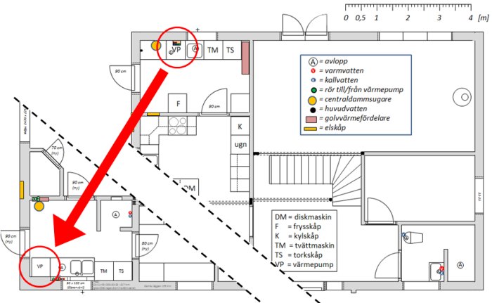 Planritning som visar flytt av värmepump i hus, med markering av rör och köksinredning.