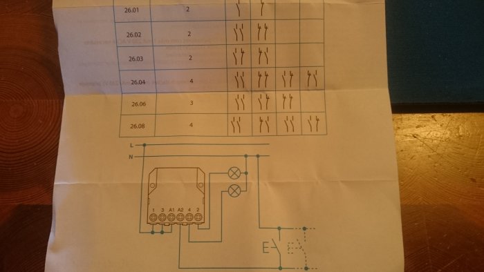 Elektrisk kopplingsschema på papper som visar anslutning av relä med fas och nolla.