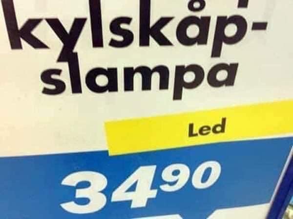 Del av skylt som visar text "kylskåpslampa" med priset 3490 och ordet "Led" på gul bakgrund.