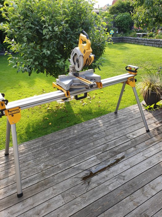 DEWALT DW 707 kap och gersåg med ny Bosch klinga på arbetsbänk utomhus.