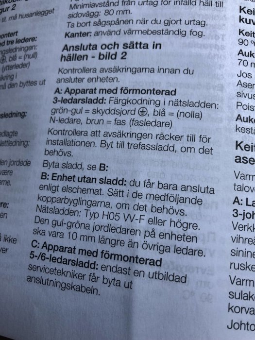 Anvisningssida med text om hur man ansluter apparat med förmonterad kabel enligt färgkodning.
