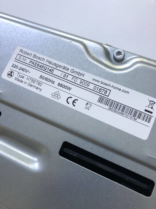 Typskylt på en Robert Bosch Hausgeräte apparat med modell- och serienummer.