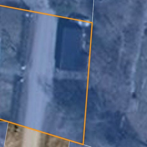 Satellitbild över en markerad fastighet med synlig väg och byggnadsstruktur.