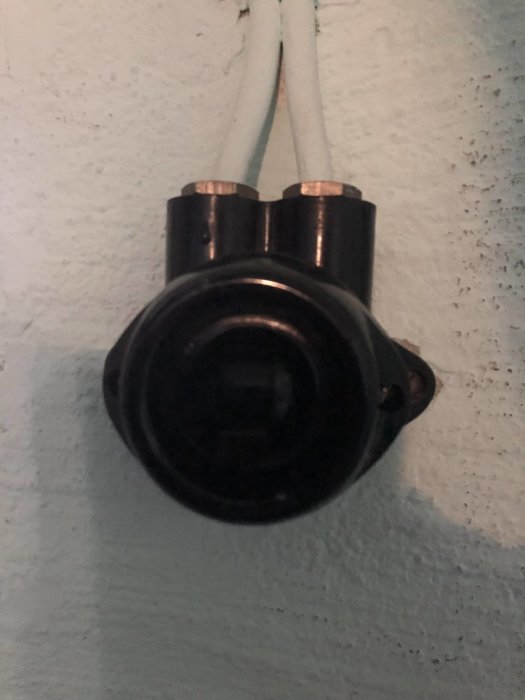 Vägguttag i källare kopplat till strömbrytare, fråga om omkoppling.