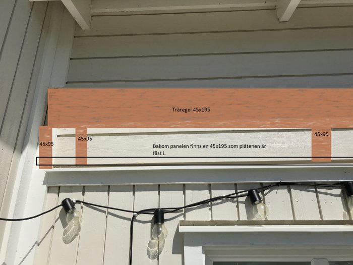 Fasad med markerade träreglar och text som förklarar placering av 45x95 och 45x195 reglar.
