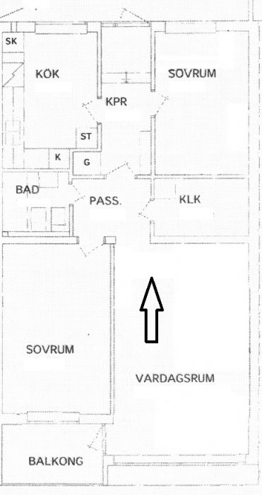 Ritning av en lägenhet med markerad pil som visar riktning för parkettläggning i vardagsrum.