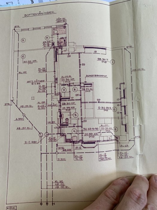Ritning över bottenvåningen med markerade rör och radiatoranslutningar, i ett tvårörssystem för golvvärme.
