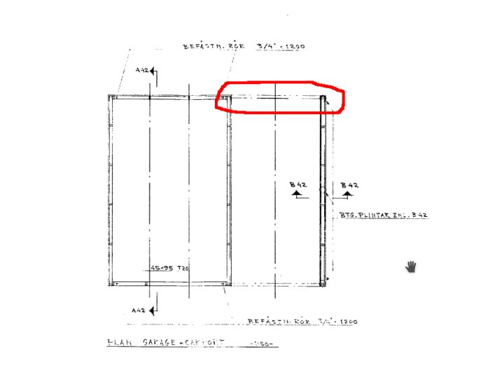 Ritning av garagets grund med markerad syll, förankrad med järnrör, och intilliggande carport med plintar.