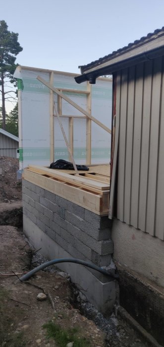 Nybyggt bjälklag och väggramkonstruktion av 45x220 reglar vid husutbyggnad.