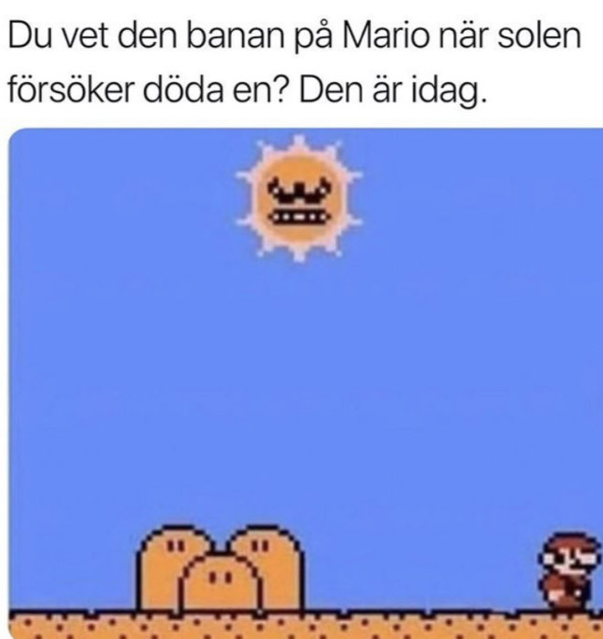 Pixelerad bild från tv-spel med arg sol som jagar en spelkaraktär i en ökenmiljö.