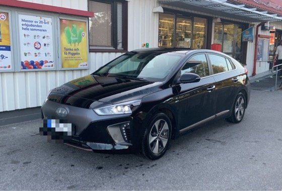 Svart Hyundai Ioniq Electric parkerad framför en butik, speglar användarens erfarenhet av elbil i Norrland.