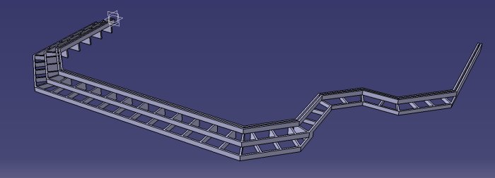 3D-modell av en altantrappa med olika nivåer, planerad för integration med en gräsmatta.