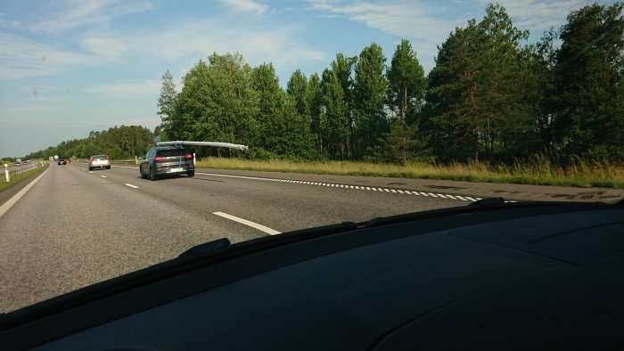 Bil med långt föremål på takräcket på E4, skapar svaj upp till 1.5 meter.