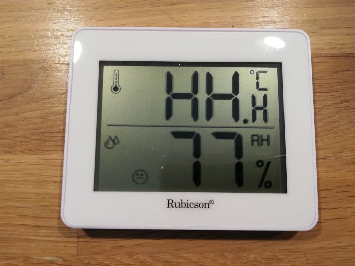 Rubicson termometer och fuktighetsmätare med trasig display som visar 44.8 grader Celsius och 77 procent luftfuktighet.