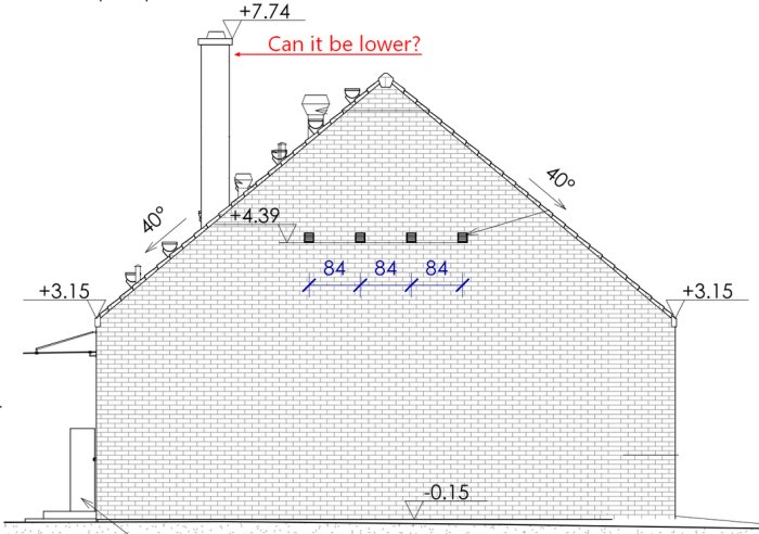 Teknisk ritning av en byggnad i Snitt med markerad skorsten som når över taknocken, fråga om höjdintervall.