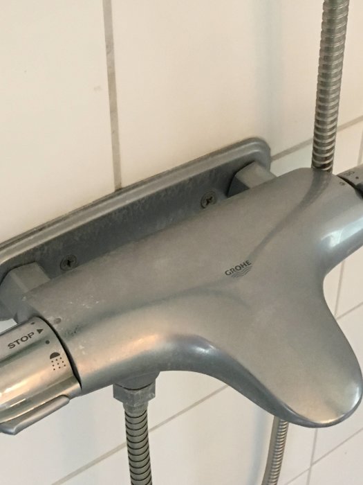 Duschtermostat med varmkallvatten-svårigheter att reglera temperaturen korrekt.