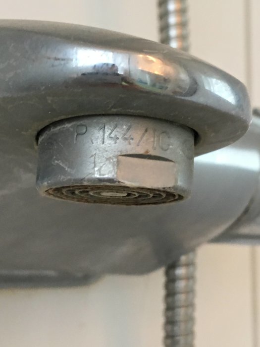 Närbild på en termostatventil för dusch med potentiellt felaktig temperaturinställning.