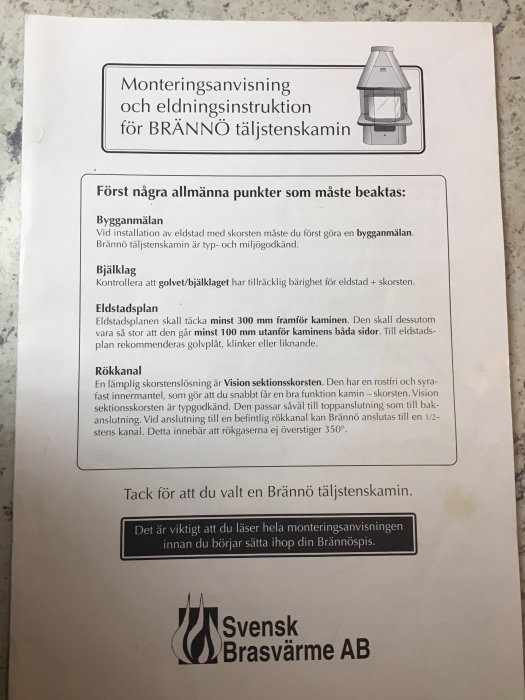 Fotografi av monteringsanvisning och eldningsinstruktion för BRÄNNÖ täljstenskamin, inklusive illustration och punktlista.