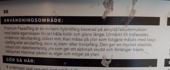 Informationsetikett om en premium hybridfasadfärg baserad på akrylat/alkydemulsion med beskrivning av användningsområden.